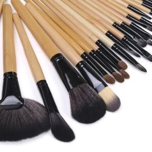 NWOT ELLORE FEMME Bag of 16 Pcs Makeup Brush Sets Professional Cosmetics Brushes